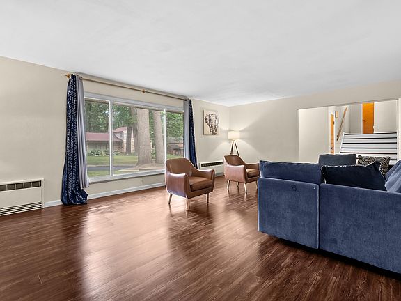 5th image of 32 Woodmer Ln