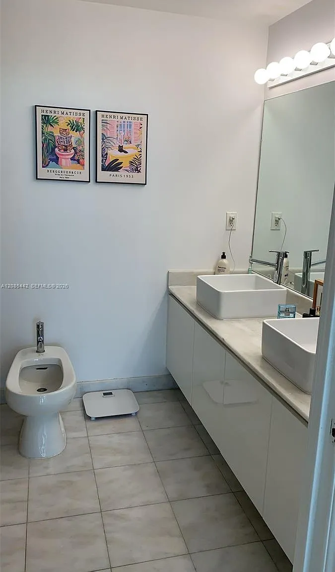 Blue Condo — Photo 4
