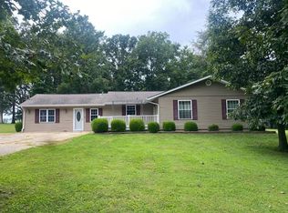 5 Esther Rd, Fairfield, IL 62837