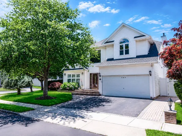 101 Raspberry Ct, Melville, NY 11747