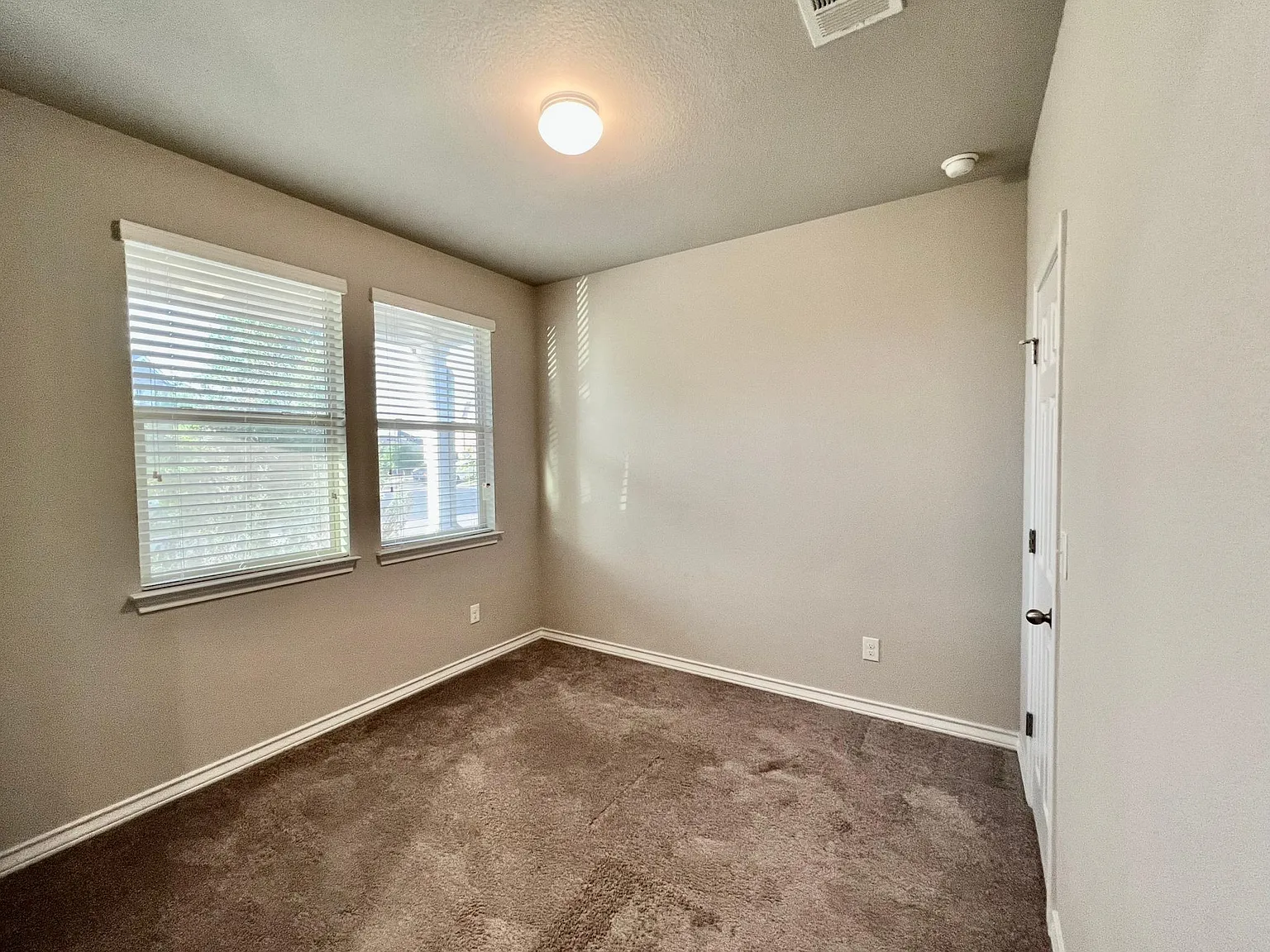3 bed, 2.5 bath, 2134 sqft, $2,100 — Photo 3