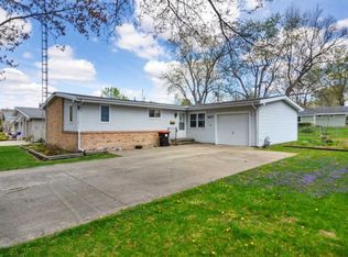 907 Lincoln Dr, Monticello, IL 61856