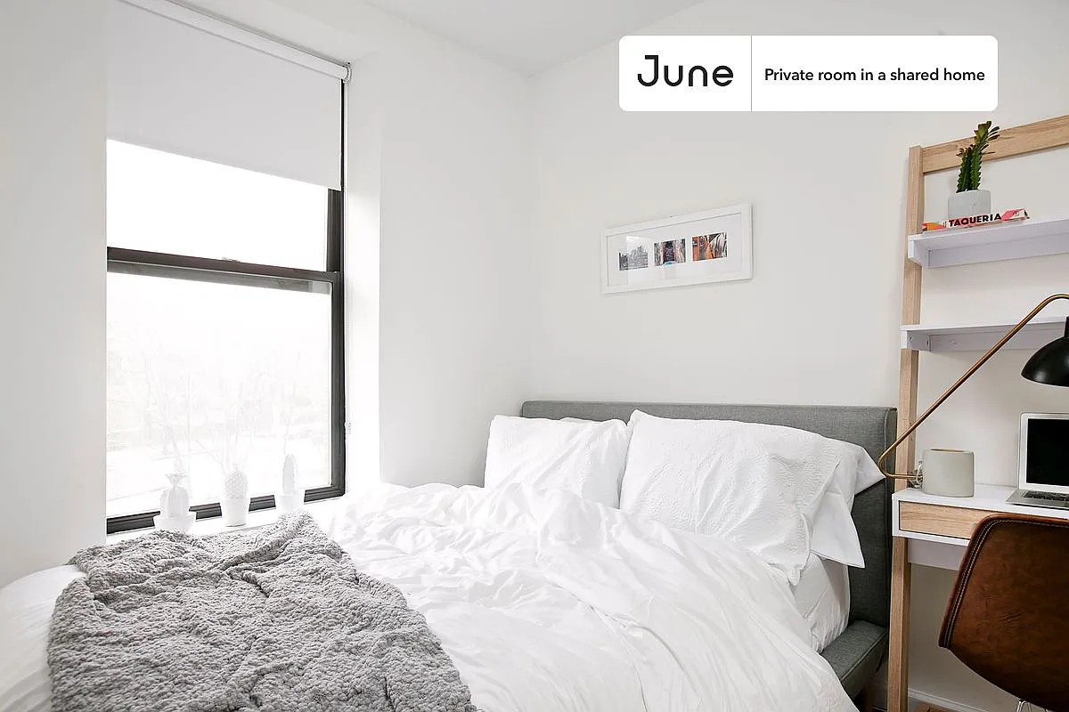 Full bedroom in 3 bed/2 bath home in Central Harlem #1870 A — Photo 1