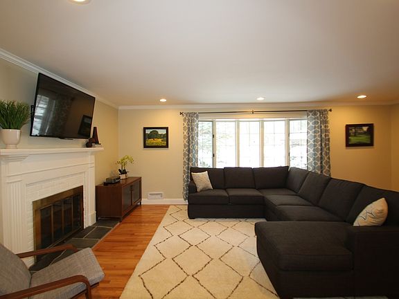 4th image of 4 Burr Oak Dr