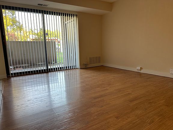 Large Living Room wtih an entrace to the deck