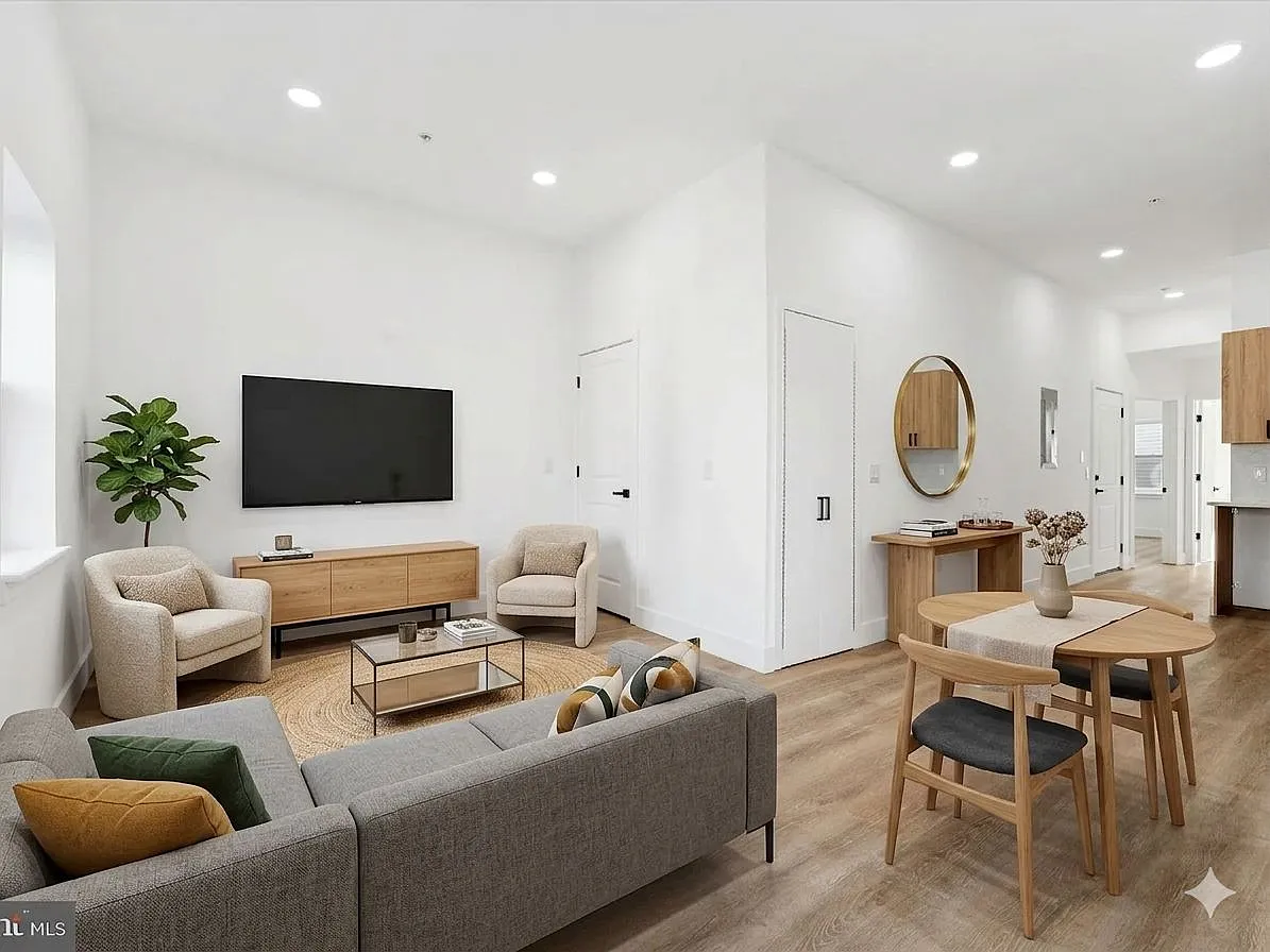 3 bed, 1000 sqft, $1,900 — Photo 1