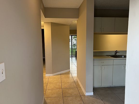5th image of 4024 Lakeside Dr #4024