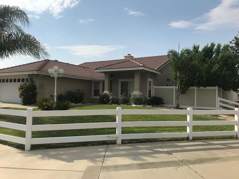 Beautiful corner lot!  GARDENER Included