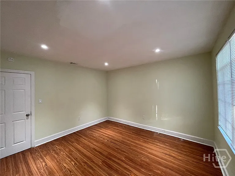 101 W 52nd St — Photo 11