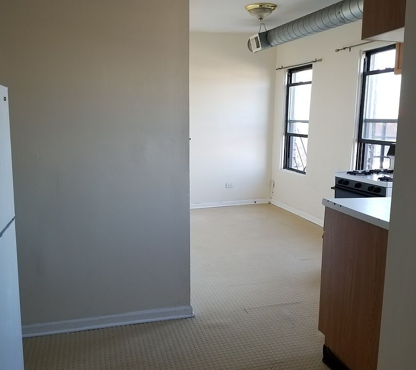 2nd image of 1344 W 18th Pl APT 4R