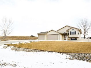 1605 Rivers Edge Dr SE, Minot, ND 58701