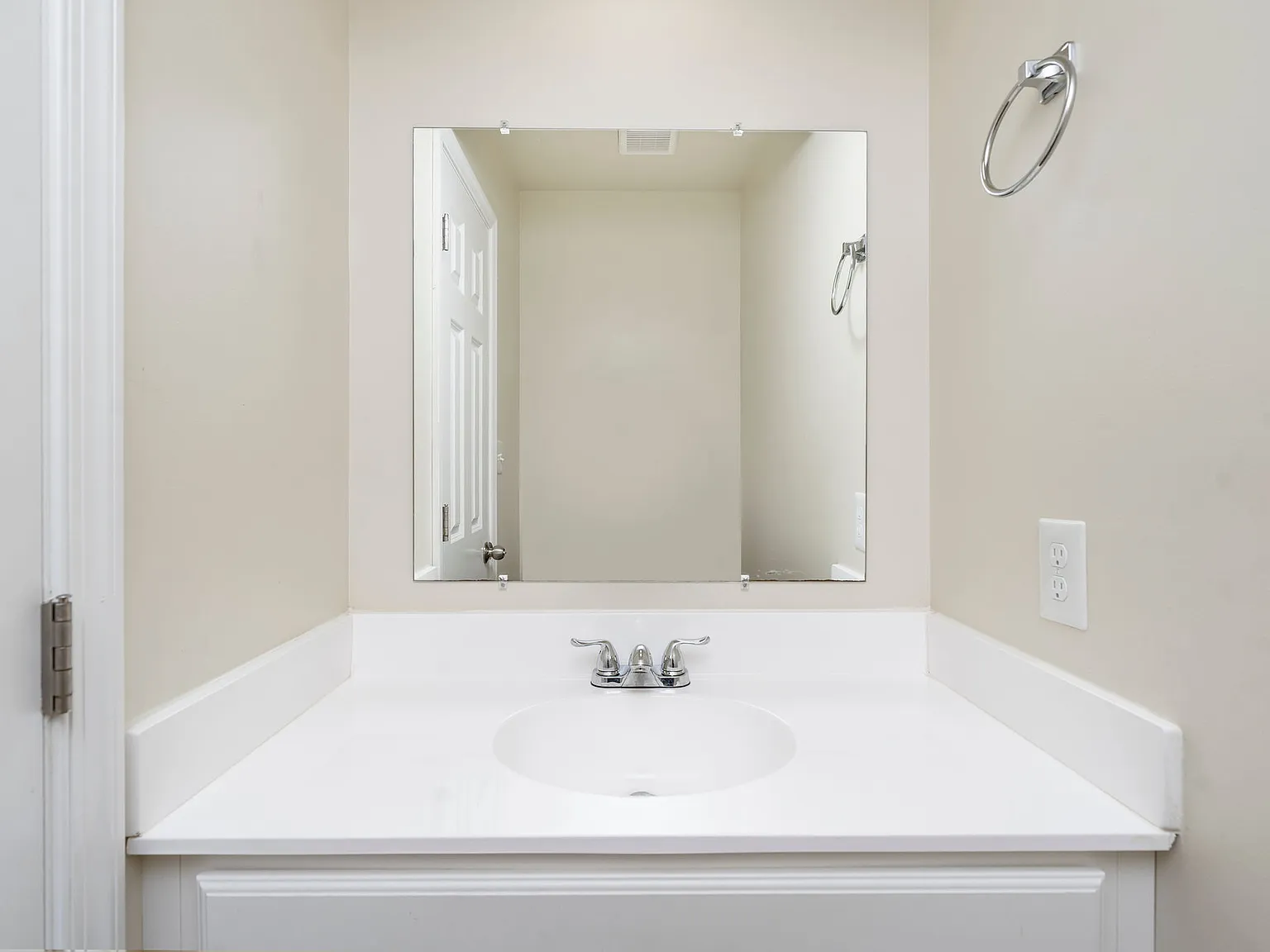 3 bed, 2.5 bath, 1400 sqft, $1,850 — Photo 4