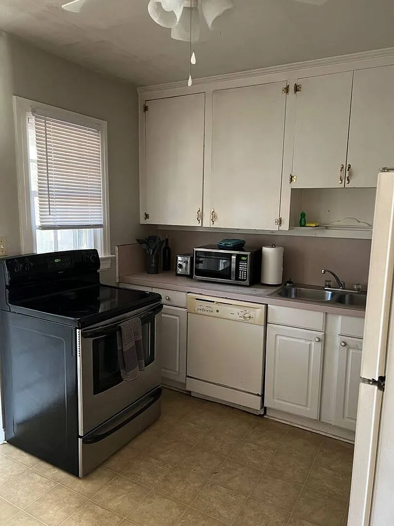 Move In Special!! Charming 2 Bedroom Duplex — Photo 2