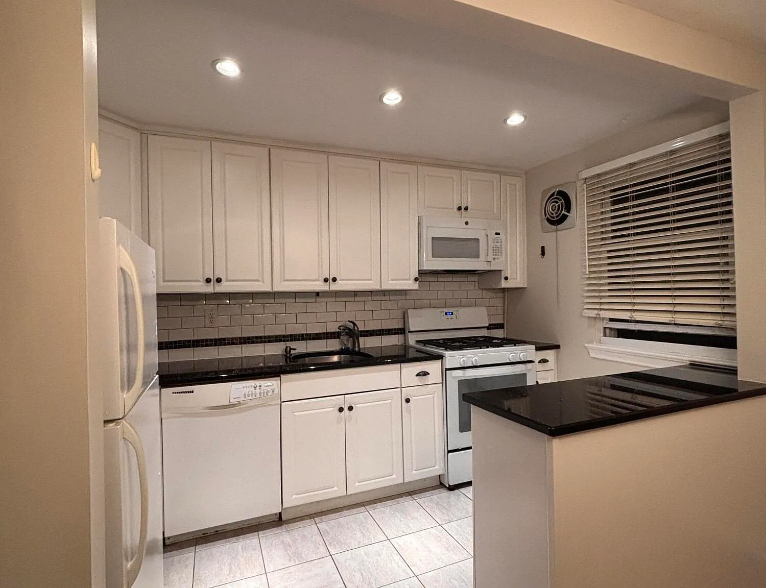2 bed, 798 sqft, $2,600 — Photo 2