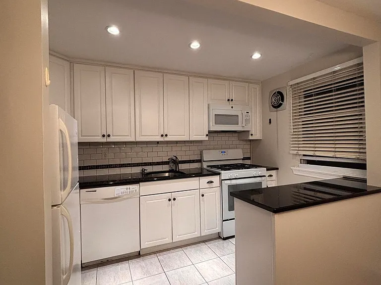 139 Manor Dr — Photo 2