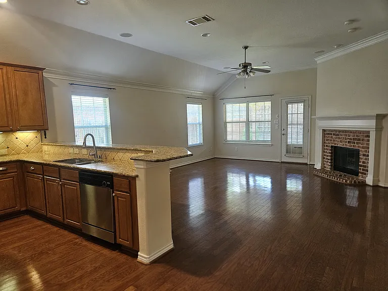 8562 Robertson Dr — Photo 9