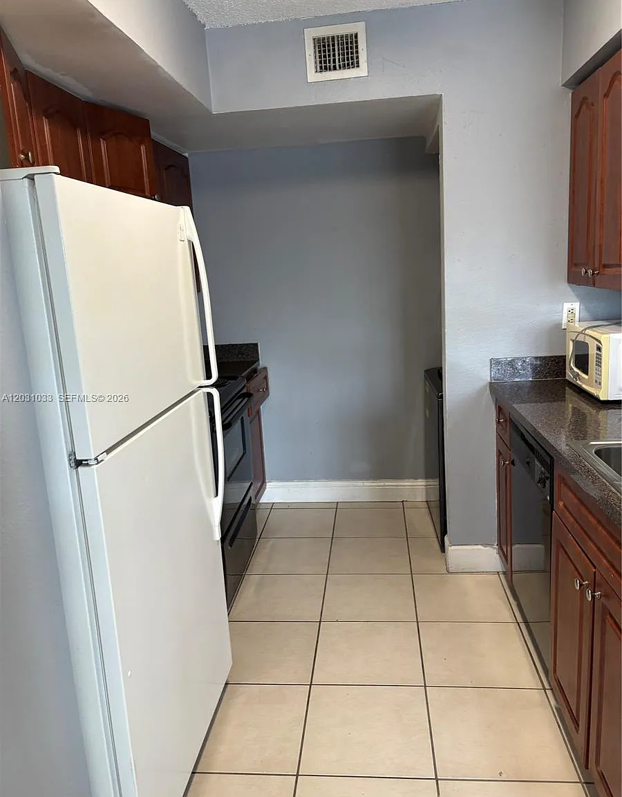 Kendall Lake Towers Condo — Photo 1