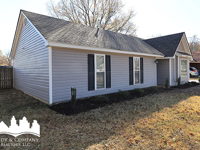 2692 Dromedary Dr — Photo 2