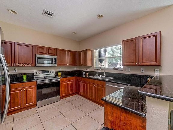 5th image of 385 NE 36th Avenue Rd
