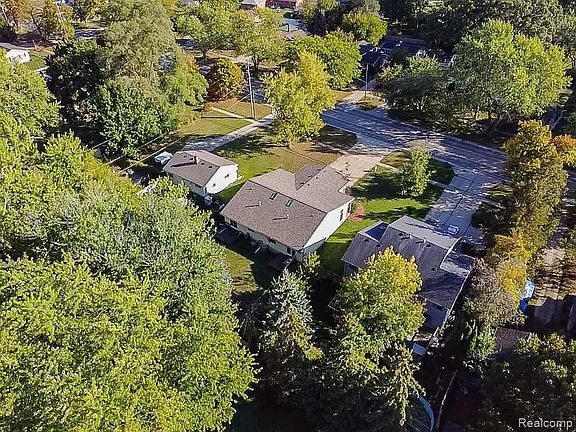 4th image of 914 North Rd