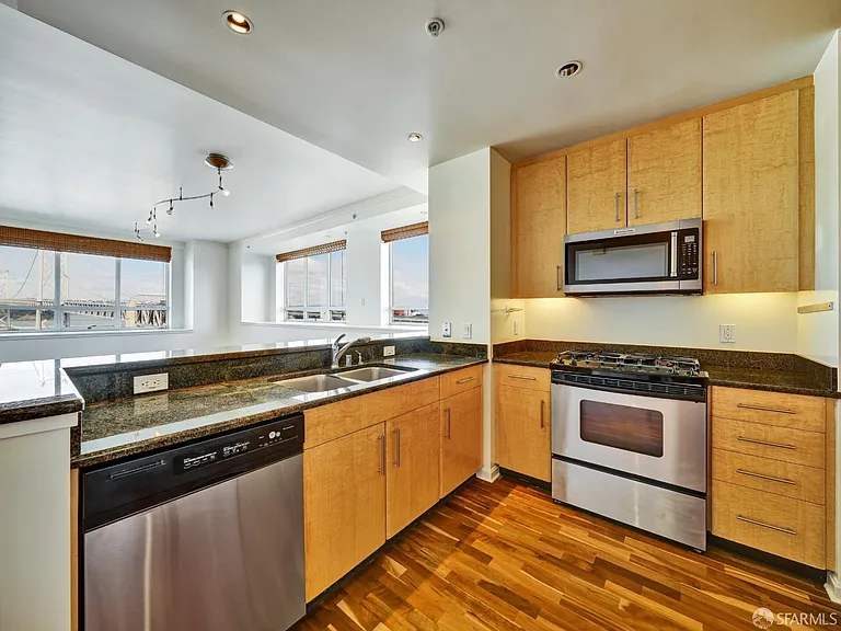 400 Beale St #1707 — Photo 9