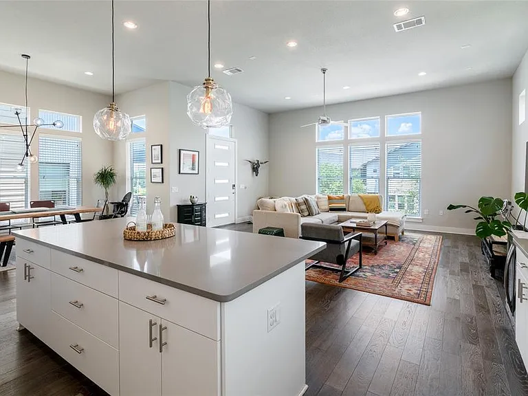 6025 Seville Dr — Photo 16