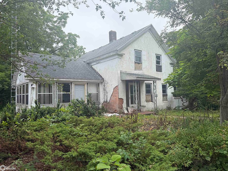 1st image of 402 W Main St