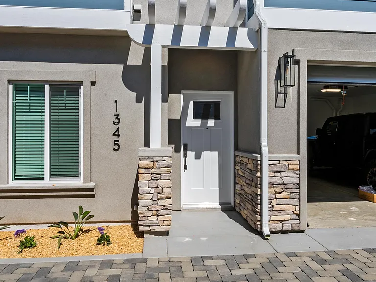 1345 Holly Ave — Photo 28