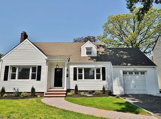 22 Robbinwood Ter, Linden, NJ 07036