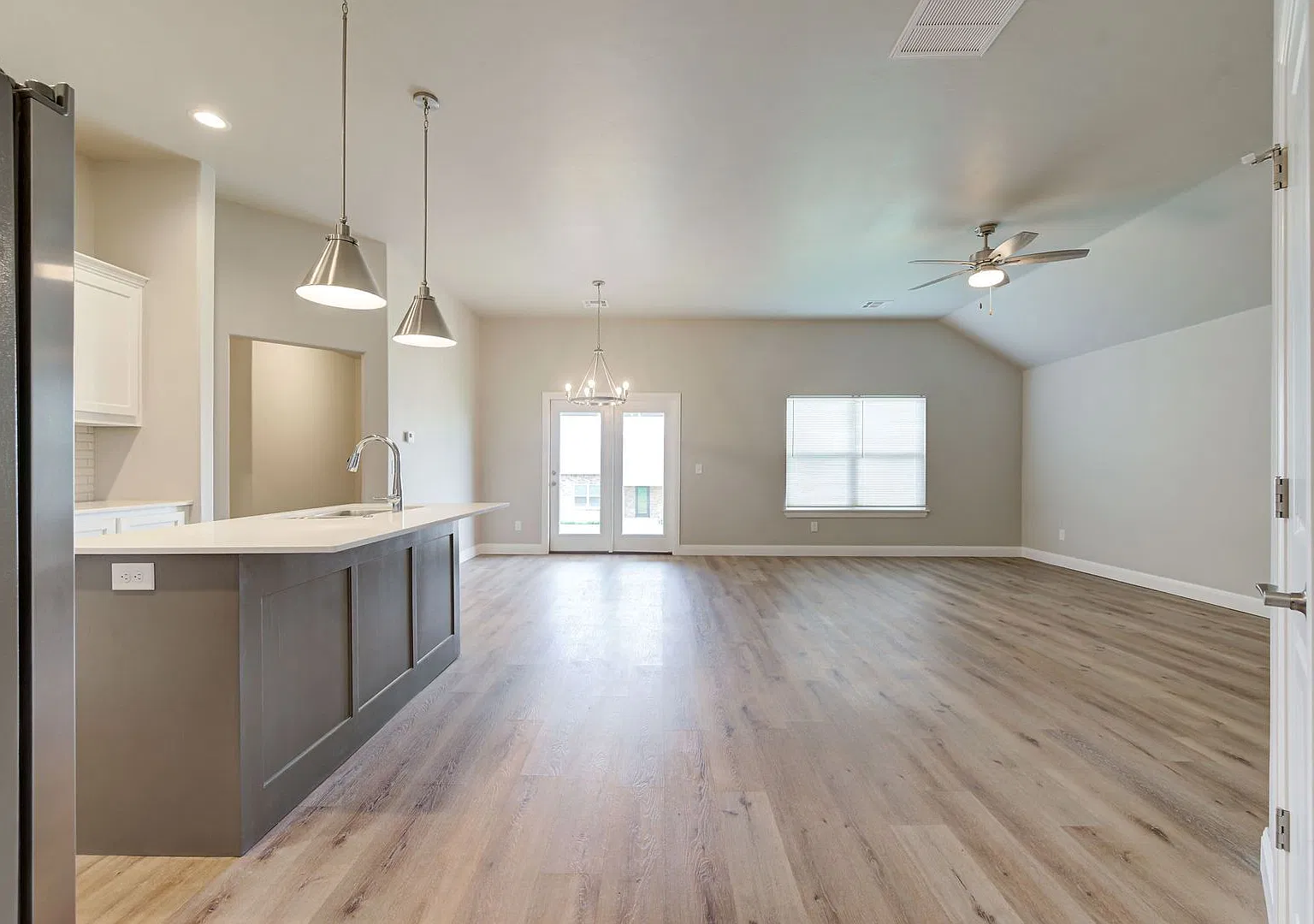 Gorgeous 4 bed 2 bath in Yukon! — Photo 4