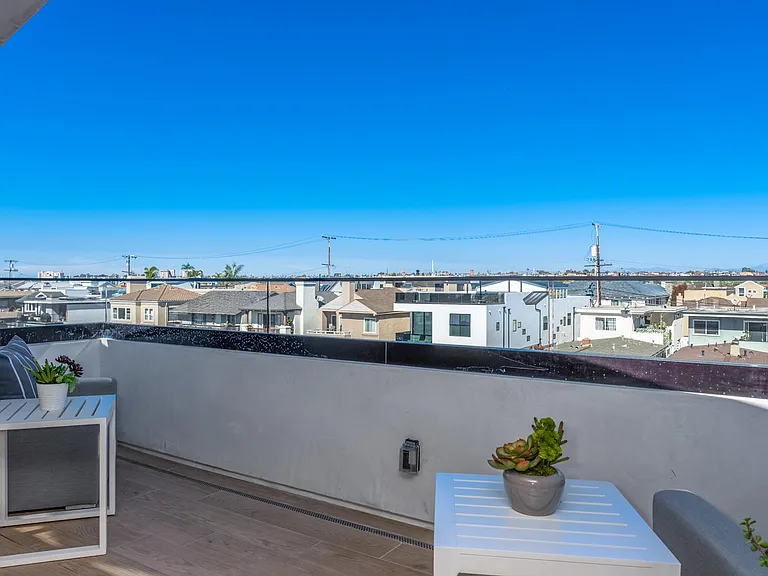 1025 W Balboa Blvd — Photo 45