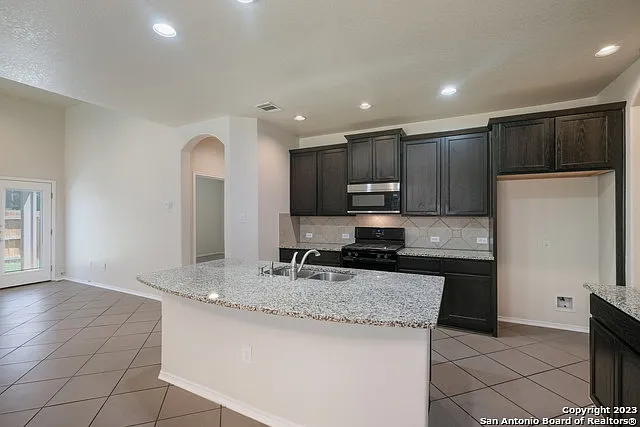 4 bed, 3.5 bath, 2373 sqft, $2,250 — Photo 3
