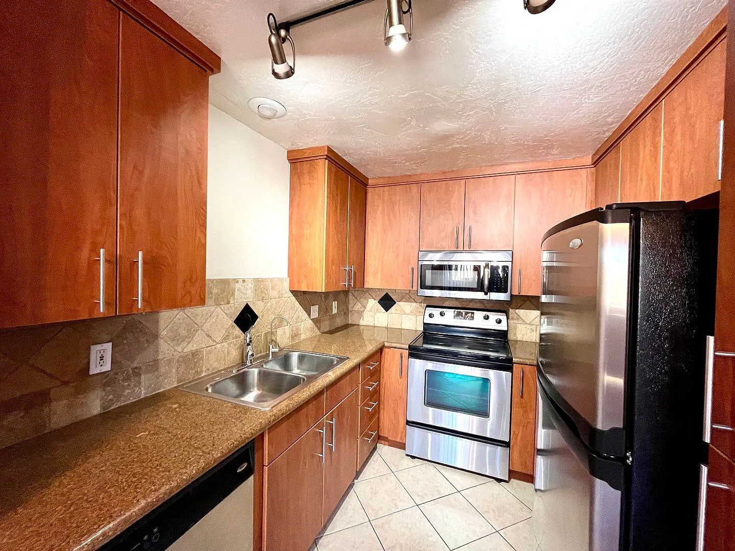 2 Bedroom/2 Bathroom Apartment in Gated Community! Assigned Parking and Washer/Dryer Included — Photo 1
