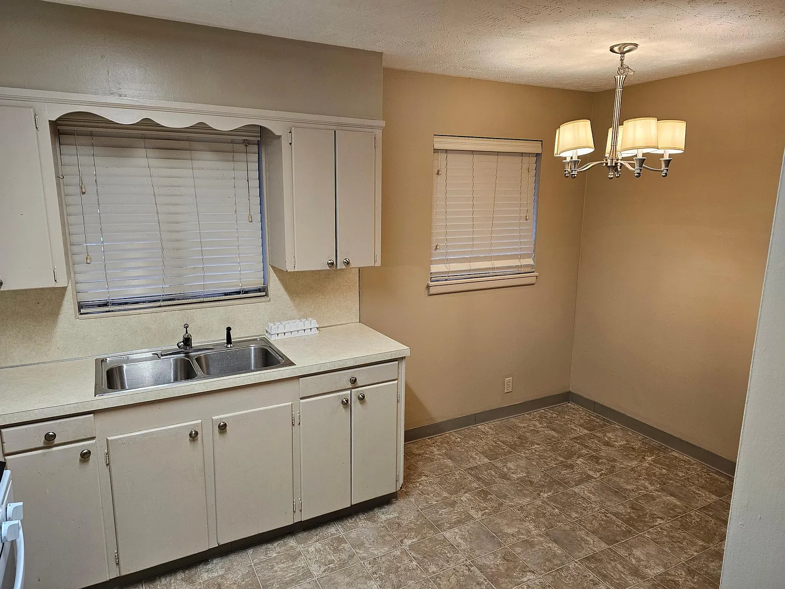 39 Broadmoor Dr — Photo 2