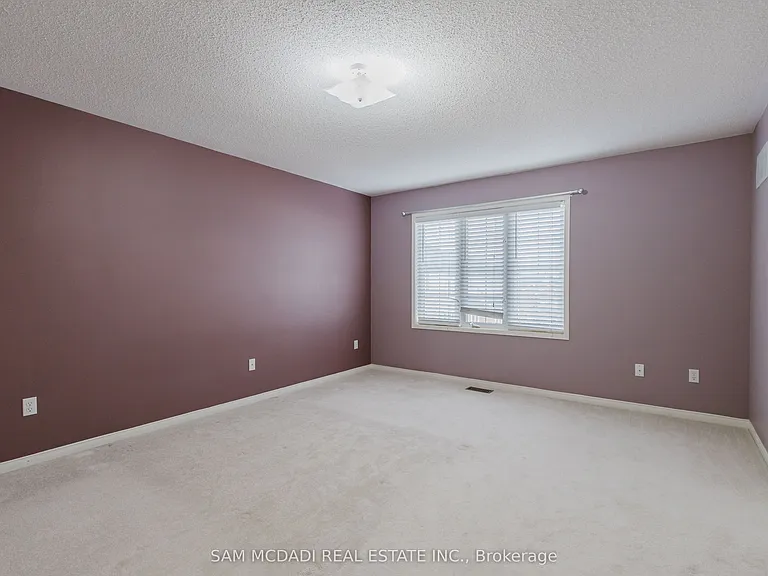 1260 Lamont Cres — Photo 12