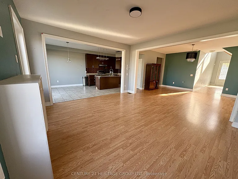 129 Robert Wilson Cres — Photo 4