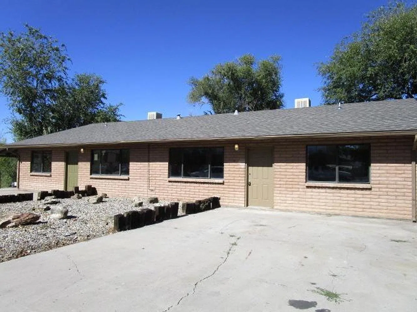 3 bed, 1098 sqft, $1,900 — Photo 1