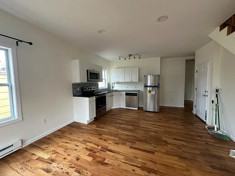 18 Hazel St — Photo 2