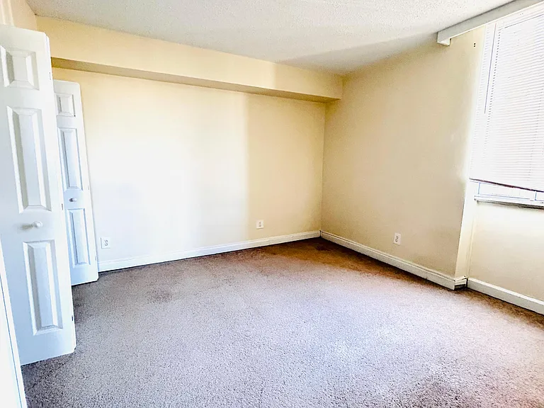 619 King St #402 — Photo 2