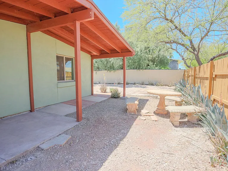 1421 N. Louis Ave — Photo 5