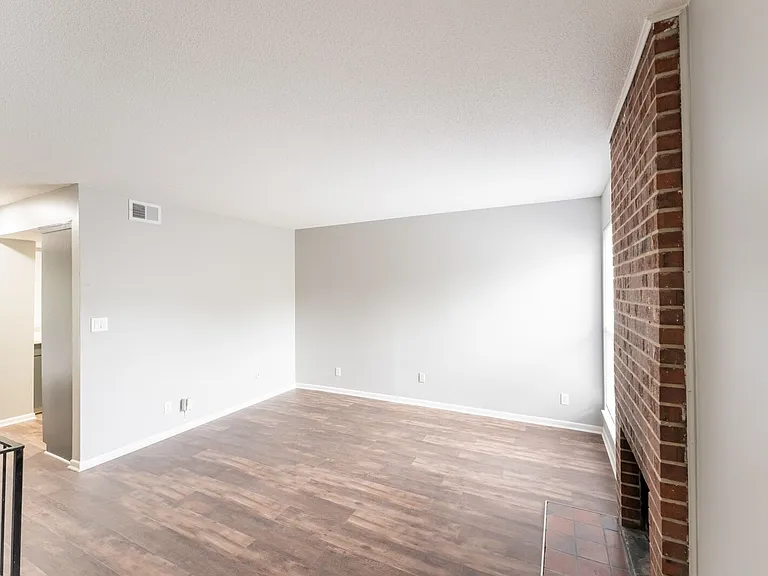 Wornall Place Apartments — Photo 6