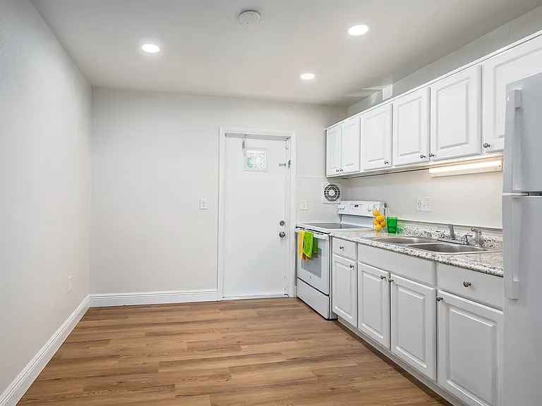 Park Plaza Apartments — Photo 20