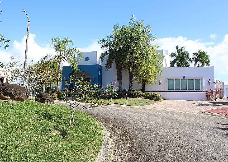 Facade and Driveway