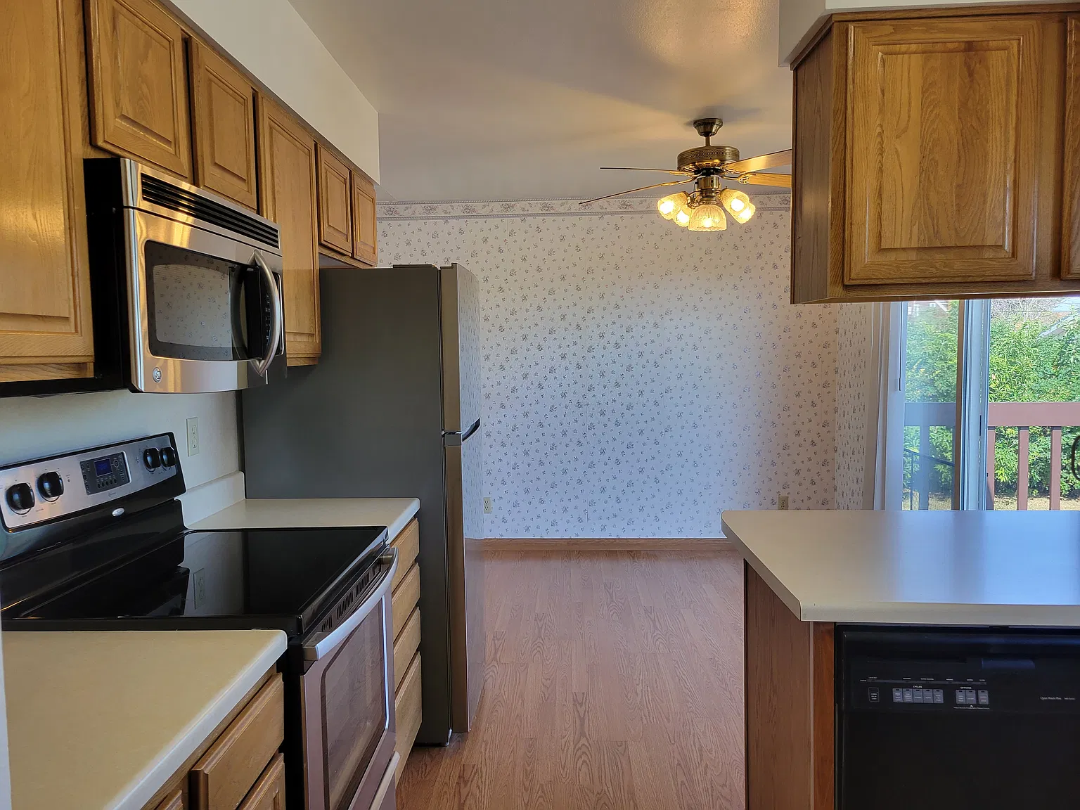 4 bed, 2.5 bath, 2474 sqft, $2,500 — Photo 3