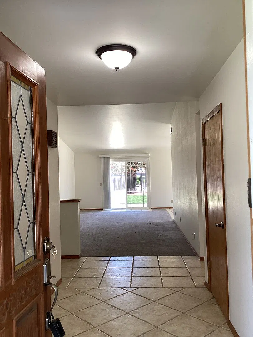 Sunrise Hills Single Story Ranch Style Home — Photo 3