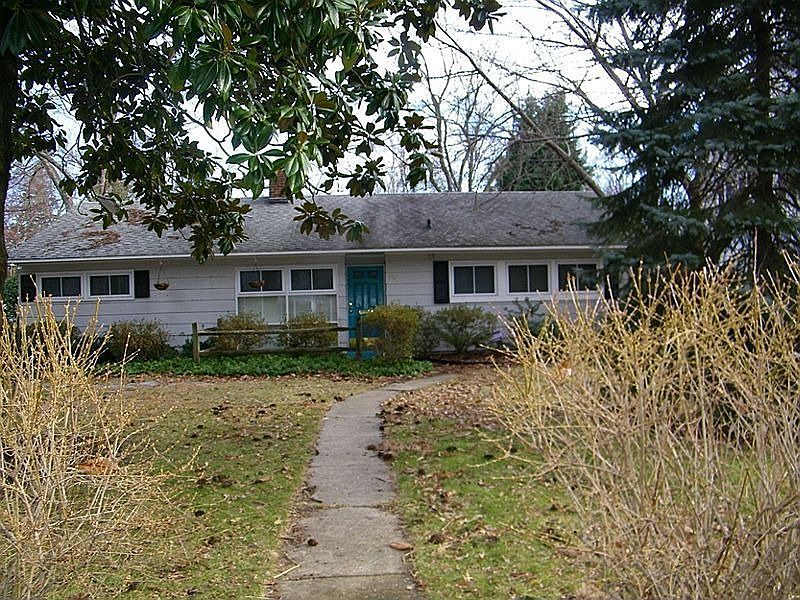 1st image of 105 Lockleven Dr