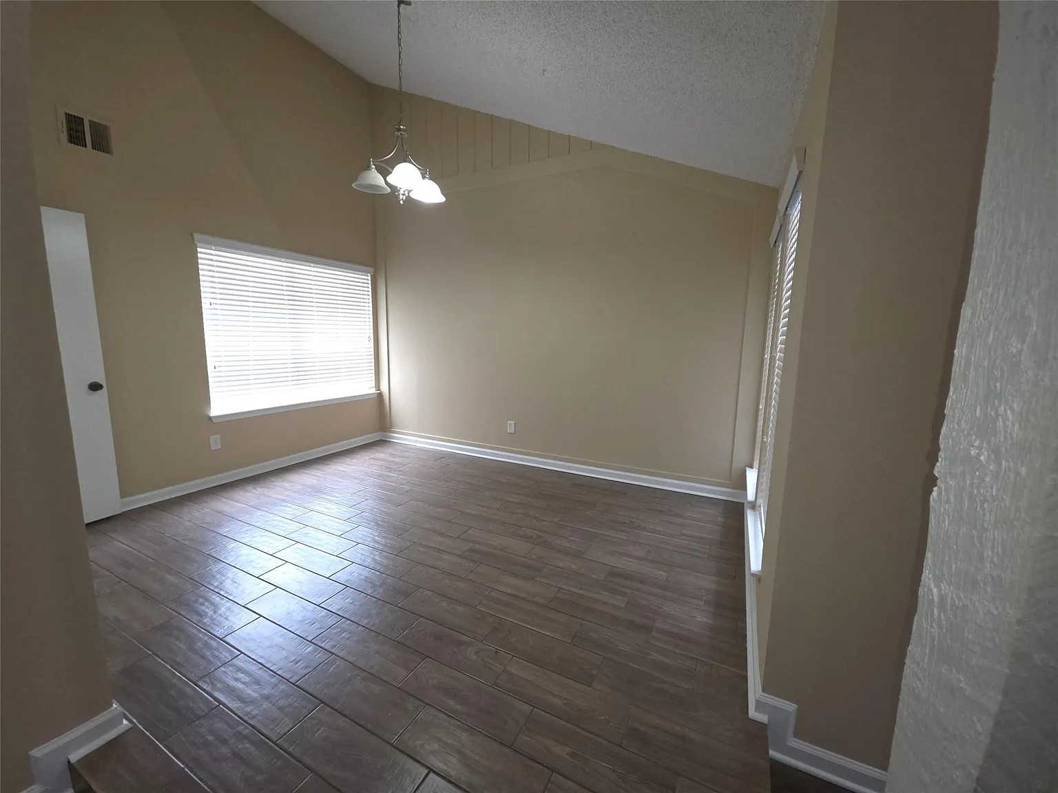 7 bed, 3.0 bath, 3015 sqft, $2,500 — Photo 3