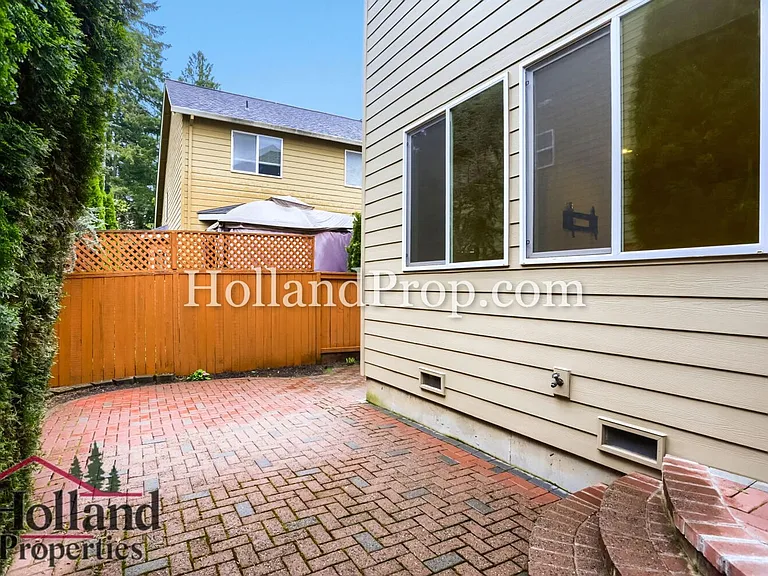 319 NW Wildwood St — Photo 26
