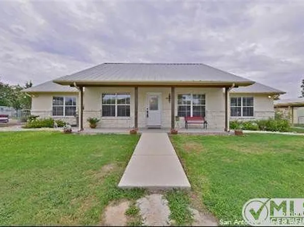 1015 Algier St, Castroville, TX 78009