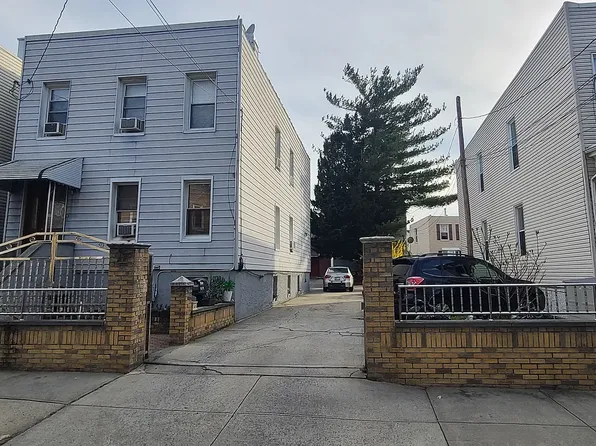 1832 25th Rd, Astoria, NY 11102